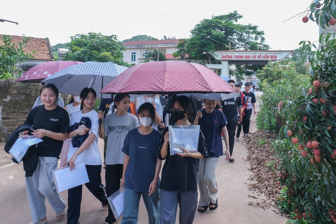 Bữa cơm chan đầy yêu thương của cha mẹ nơi 'ký túc xá dã chiến' mùa thi - Ảnh 5. thi tốt nghiệp - Ảnh 5.