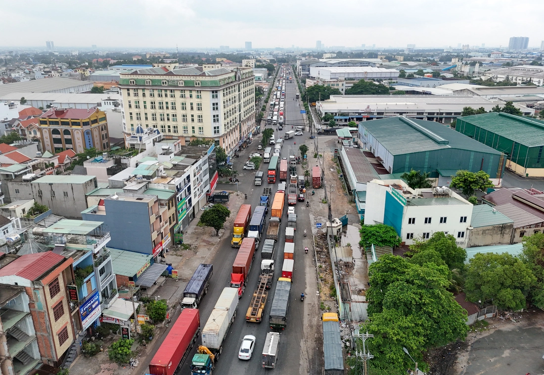 Hơn 10km quốc lộ 1 ùn nghiêm trọng, cửa ngõ TP.HCM nghẽn từ sáng đến chiều - Ảnh 6.