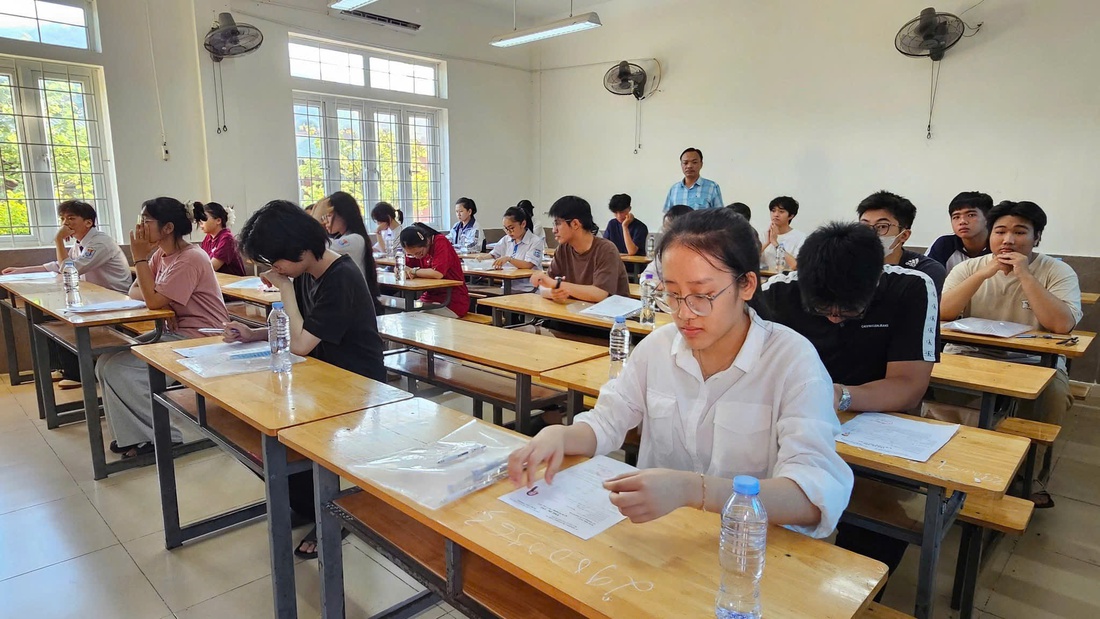Hơn 1,1 triệu thí sinh bắt đầu thi môn văn kỳ thi tốt nghiệp THPT 2025 - Ảnh 29. thi tốt nghiệp - Ảnh 29.