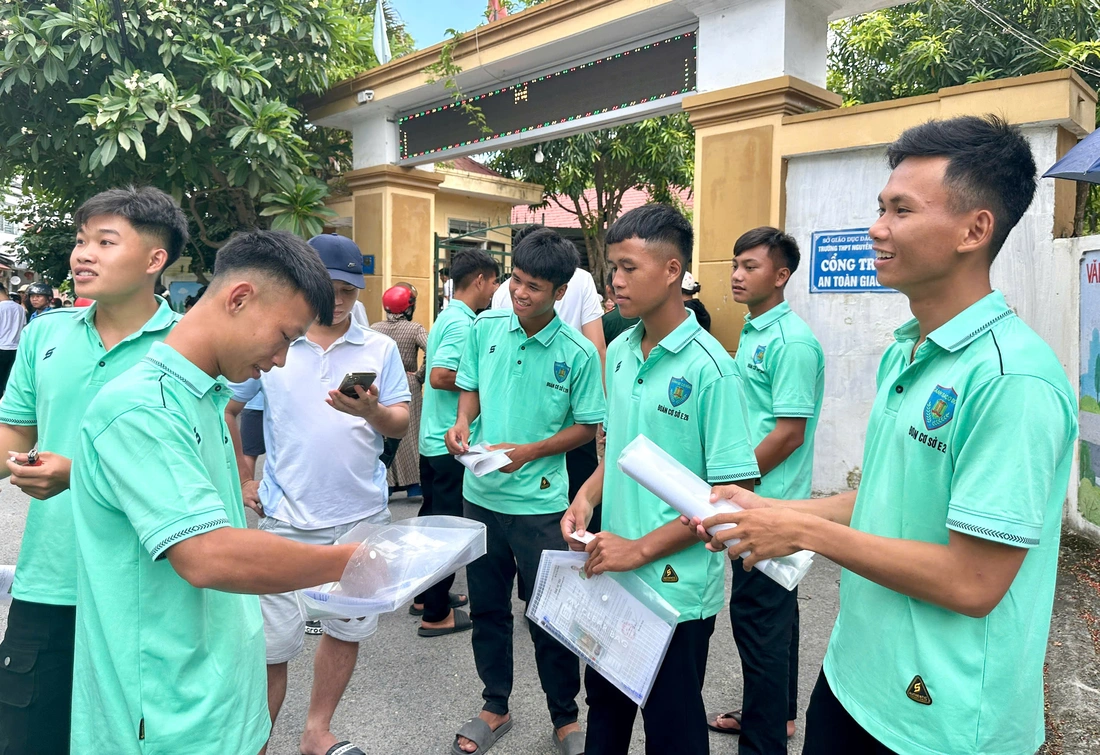 Thí sinh vui vẻ vì đề thi văn tốt nghiệp THPT 2025 nhẹ nhàng - Ảnh 6. đề thi văn - Ảnh 7.