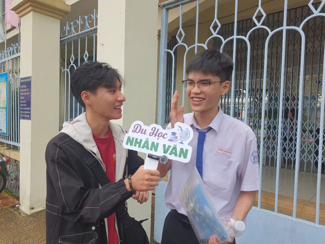 Thí sinh vui vẻ vì đề thi văn tốt nghiệp THPT 2025 nhẹ nhàng - Ảnh 11. đề thi văn - Ảnh 10.
