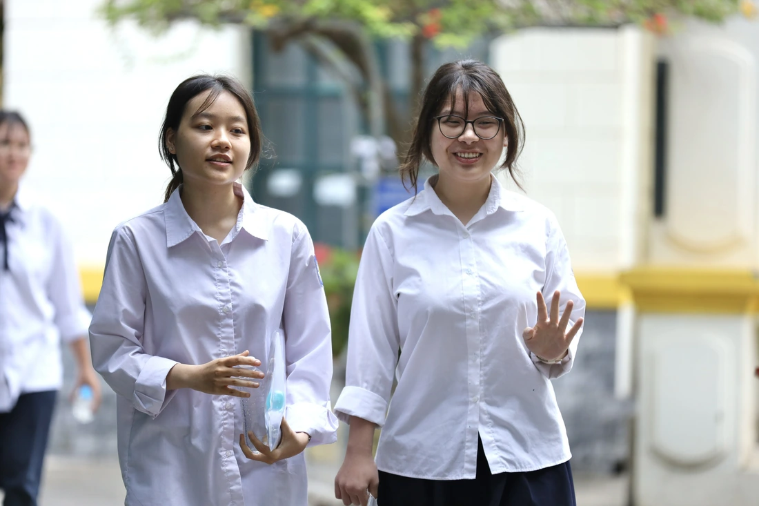 Thí sinh vui vẻ vì đề thi văn tốt nghiệp THPT 2025 nhẹ nhàng - Ảnh 7. đề thi văn - Ảnh 8.