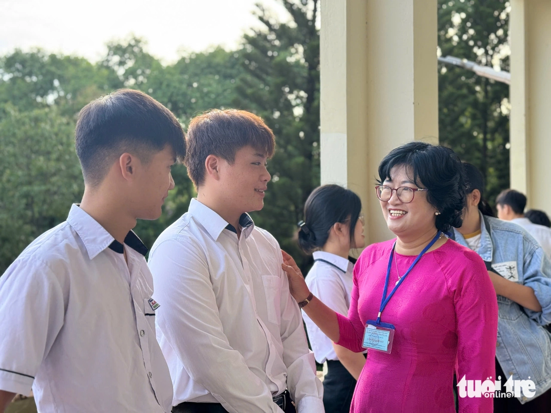 Sáng nay, sĩ tử thi môn văn kỳ thi tốt nghiệp THPT 2025 - Ảnh 17. thi tốt nghiệp - Ảnh 22.
