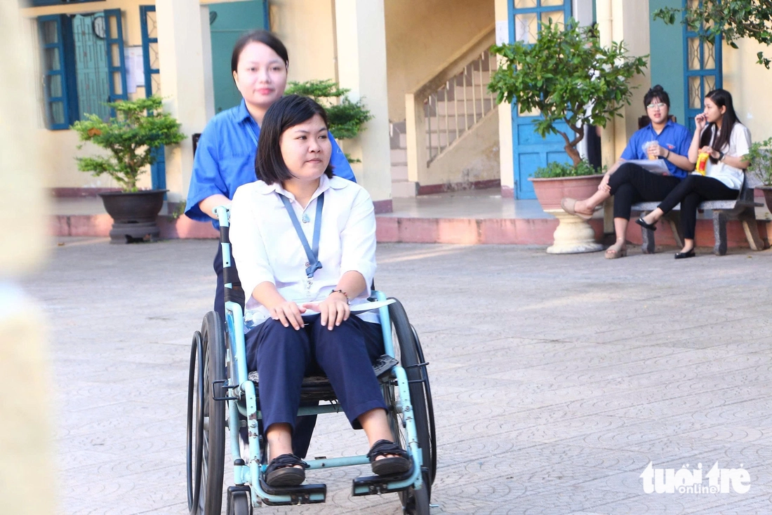 Sáng nay, sĩ tử thi môn văn kỳ thi tốt nghiệp THPT 2025 - Ảnh 14. thi tốt nghiệp - Ảnh 15.