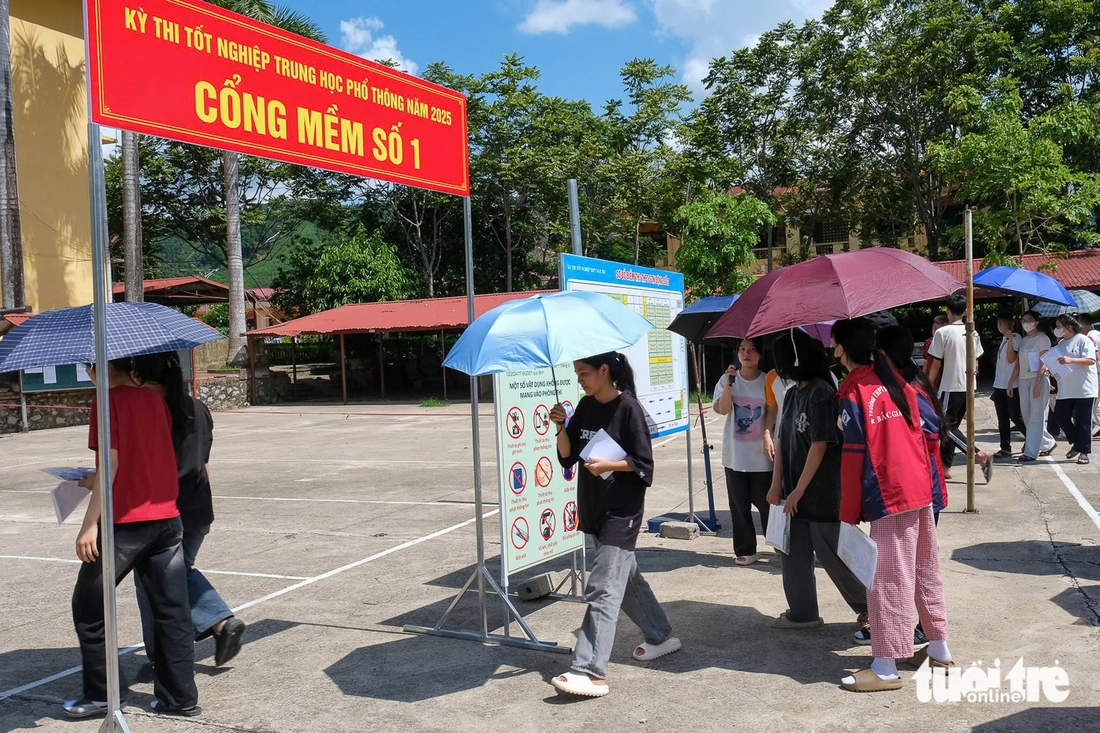 Sáng nay, sĩ tử thi môn văn kỳ thi tốt nghiệp THPT 2025 - Ảnh 16. thi tốt nghiệp - Ảnh 17.