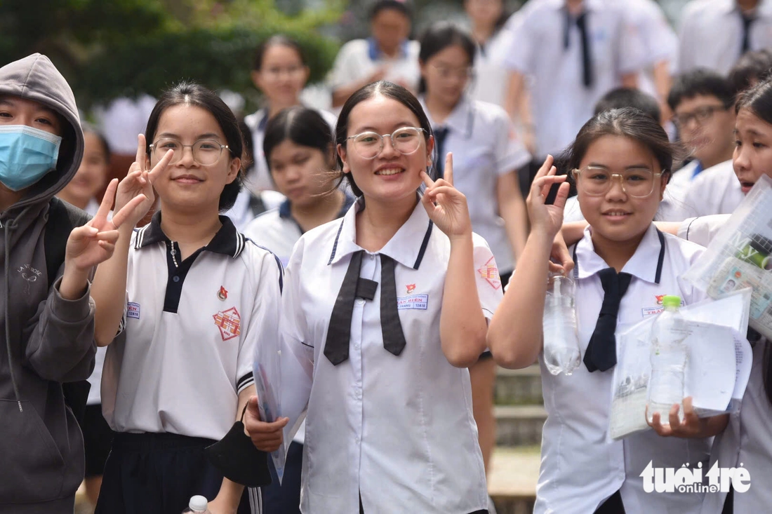 Thí sinh nói gì về đề thi văn tốt nghiệp THPT 2025 - Ảnh 4. đề thi văn - Ảnh 11.