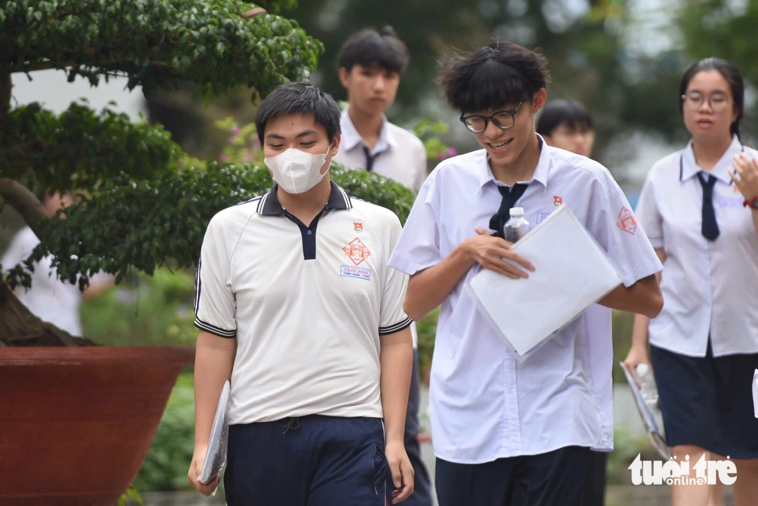 Thí sinh nói gì về đề thi văn tốt nghiệp THPT 2025 - Ảnh 2. đề thi văn - Ảnh 2.