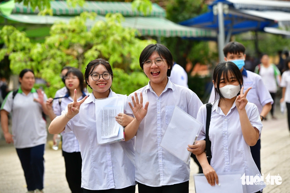 Thí sinh nói gì về đề thi văn tốt nghiệp THPT 2025 - Ảnh 3. Thí sinh vui vẻ vì đề thi văn tốt nghiệp THPT 2025 nhẹ nhàng - Ảnh 2.