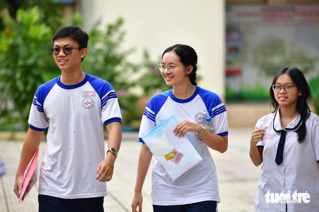 Thí sinh nói gì về đề thi văn tốt nghiệp THPT 2025 - Ảnh 4. Thí sinh vui vẻ vì đề thi văn tốt nghiệp THPT 2025 nhẹ nhàng - Ảnh 3.
