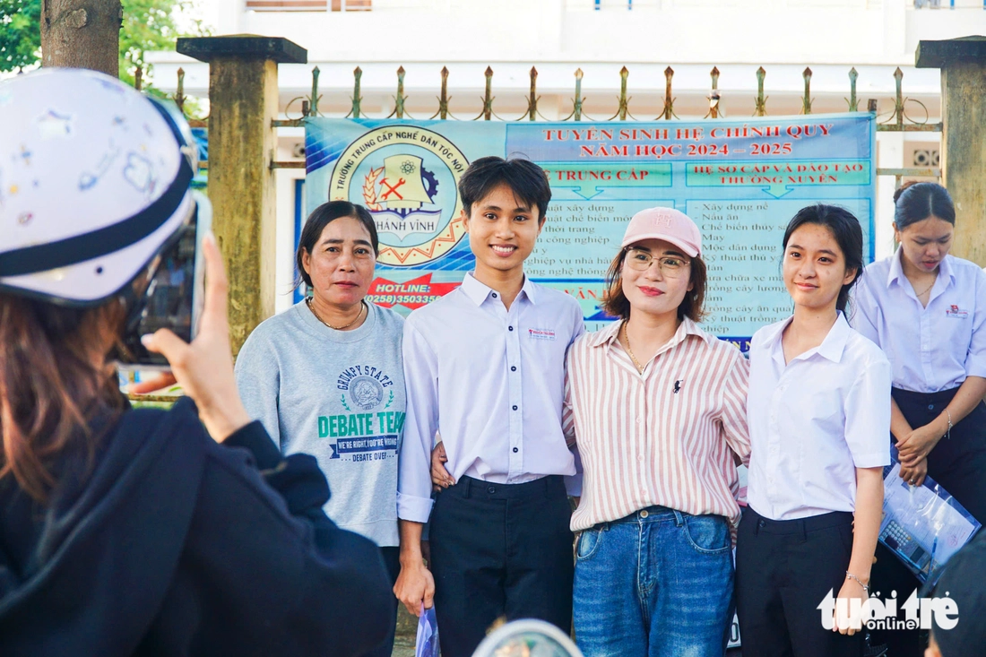 Phụ huynh cùng con trong ngày đầu thi tốt nghiệp THPT 2025 - Ảnh 9. thi tốt nghiệp - Ảnh 11.