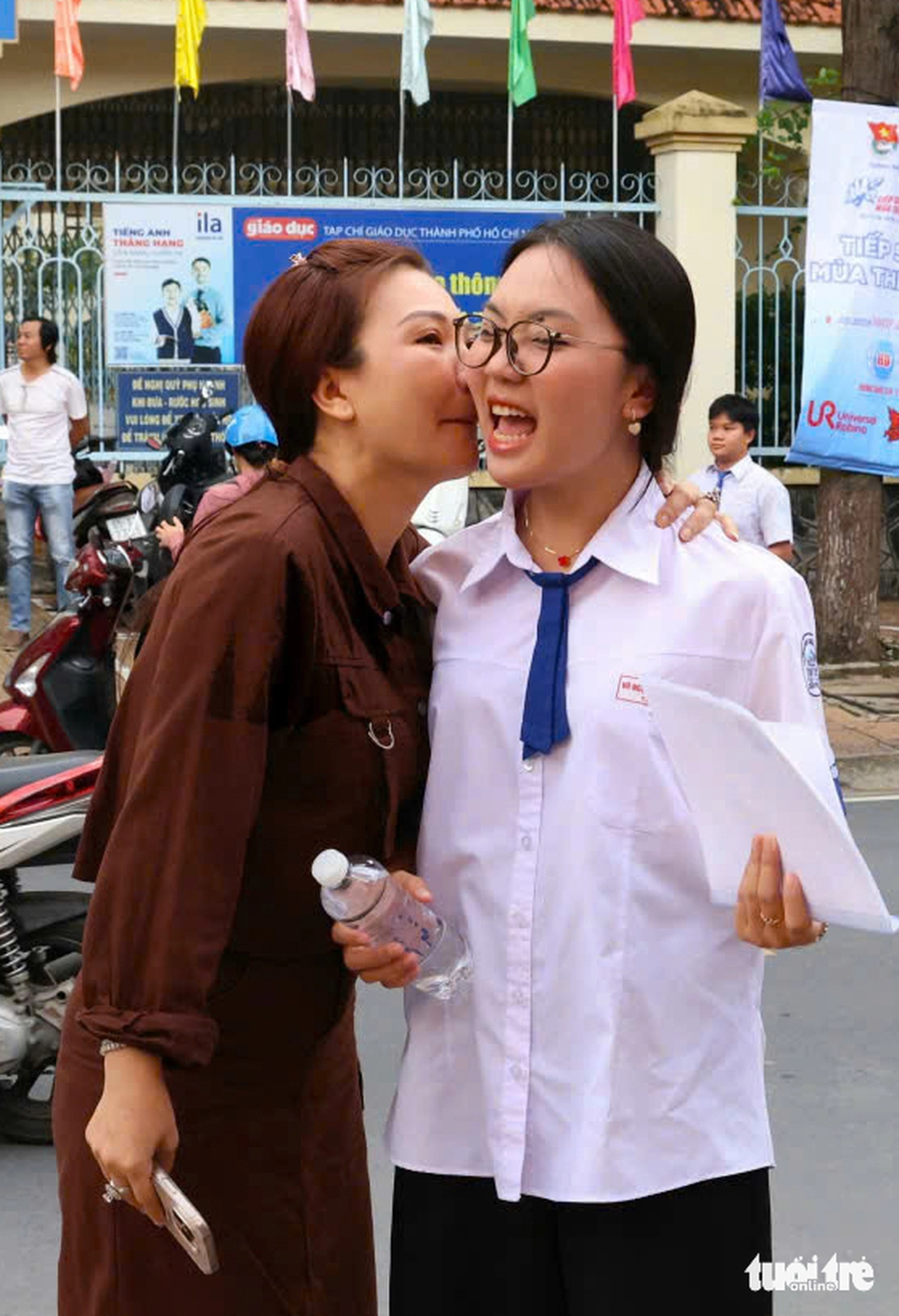 Phụ huynh cùng con trong ngày đầu thi tốt nghiệp THPT 2025 - Ảnh 13. thi tốt nghiệp - Ảnh 15.
