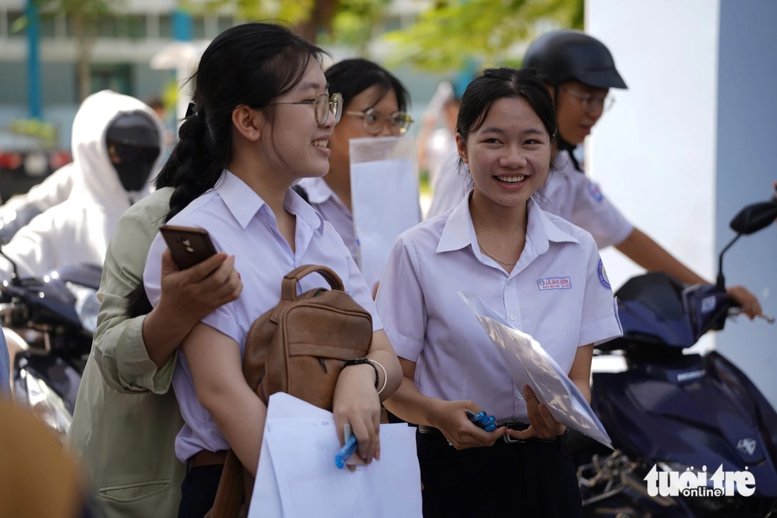 Thí sinh vui vẻ vì đề thi văn tốt nghiệp THPT 2025 nhẹ nhàng - Ảnh 5. đề thi văn - Ảnh 5.