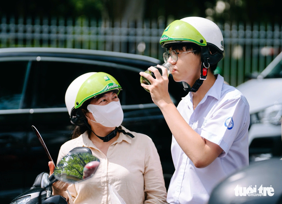 Phụ huynh cùng con trong ngày đầu thi tốt nghiệp THPT 2025 - Ảnh 10. thi tốt nghiệp - Ảnh 12.