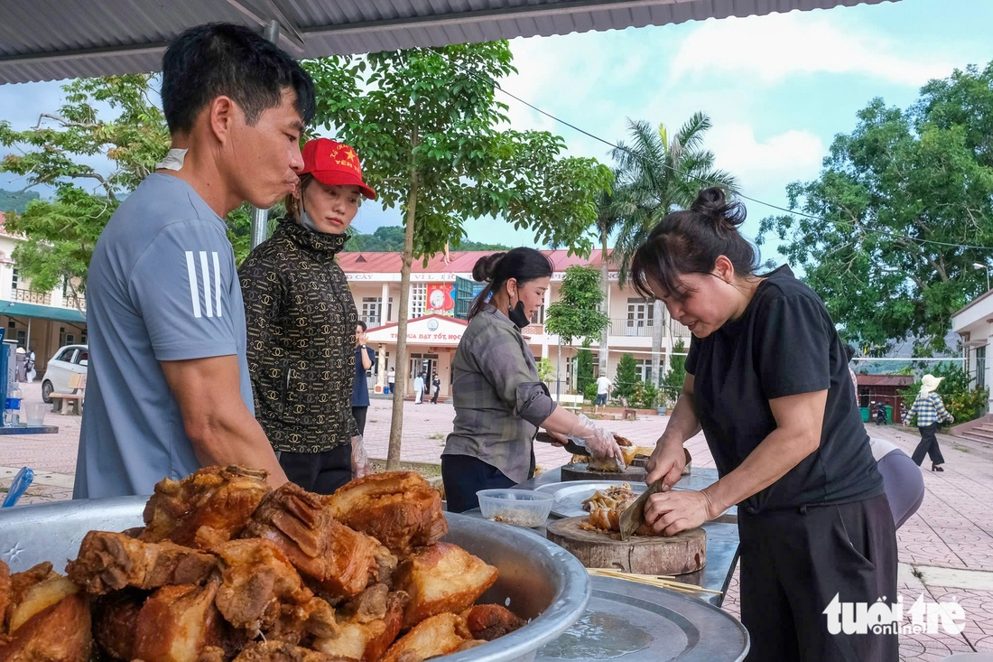 Phụ huynh cùng con trong ngày đầu thi tốt nghiệp THPT 2025 - Ảnh 4. thi tốt nghiệp - Ảnh 6.