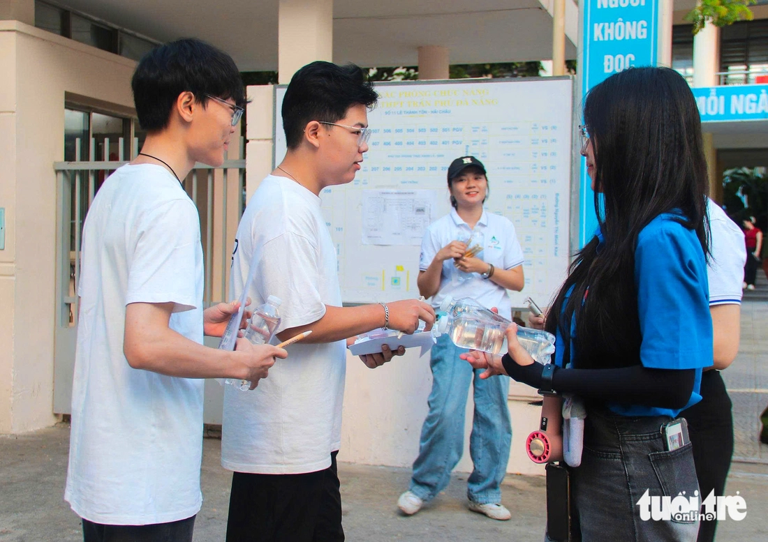 Những hành động đẹp trong kỳ thi tốt nghiệp THPT 2025 - Ảnh 2. thi tốt nghiệp - Ảnh 5.