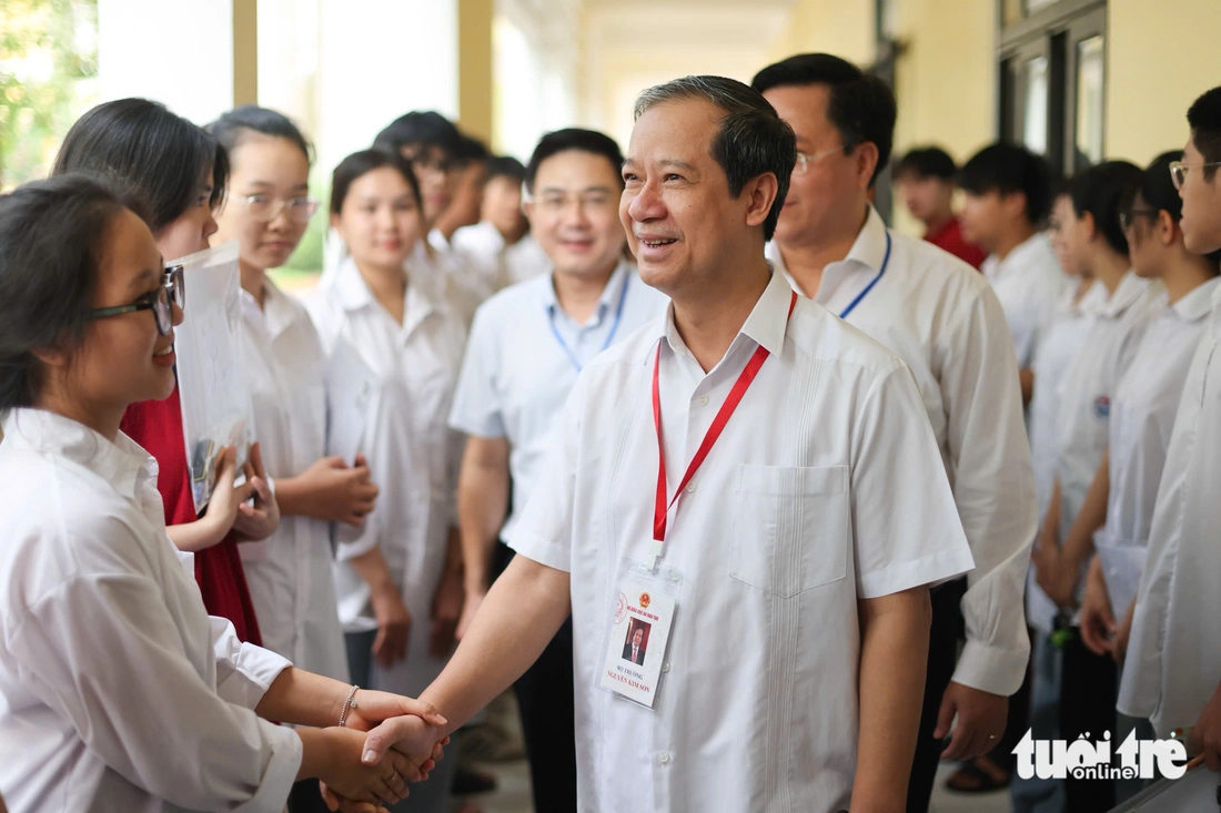 Hơn 1,1 triệu thí sinh bắt đầu thi môn văn kỳ thi tốt nghiệp THPT 2025 - Ảnh 2. thi tốt nghiệp - Ảnh 2.