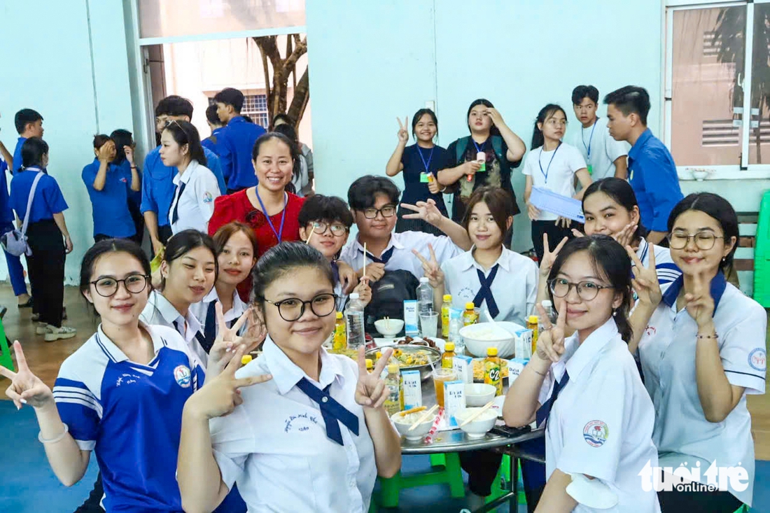 Những hành động đẹp trong mùa thi tốt nghiệp THPT 2025 - Ảnh 5. thi tốt nghiệp - Ảnh 8.