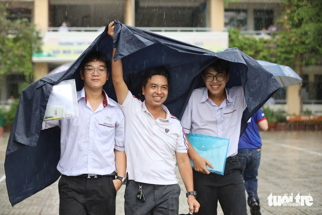 Thí sinh nói bị 'ngộp' với đề thi toán - Ảnh 10. đề thi toán - Ảnh 16.