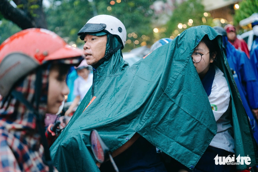 Phụ huynh dang nắng, dầm mưa chờ con thi tốt nghiệp - Ảnh 3. thi tốt nghiệp - Ảnh 3.