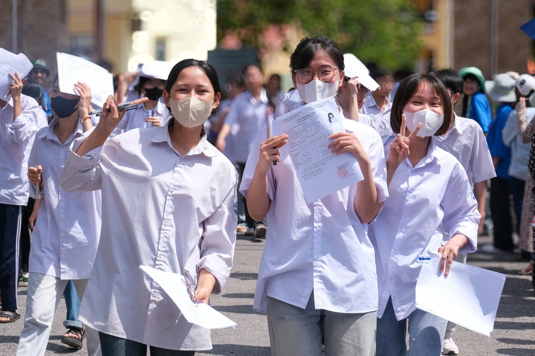 Thí sinh vui vẻ vì đề thi văn tốt nghiệp THPT 2025 nhẹ nhàng - Ảnh 8. đề thi văn - Ảnh 9.