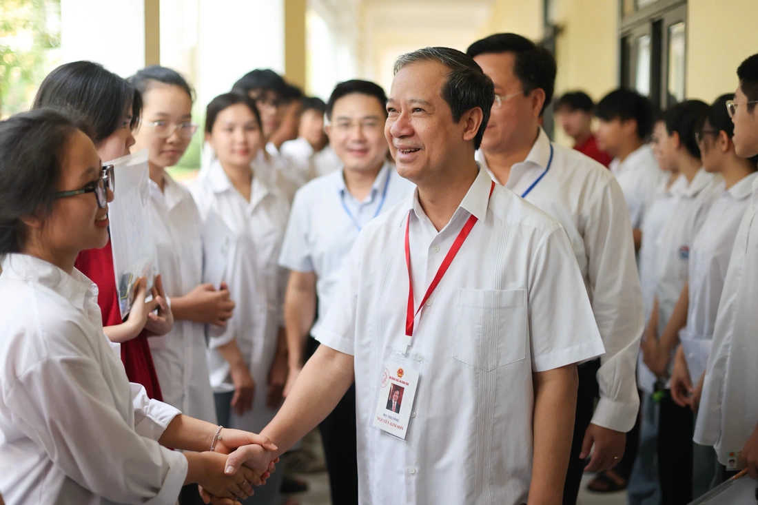 Hơn 1,1 triệu thí sinh bắt đầu thi môn văn kỳ thi tốt nghiệp THPT 2025 - Ảnh 2. thi tốt nghiệp - Ảnh 2.