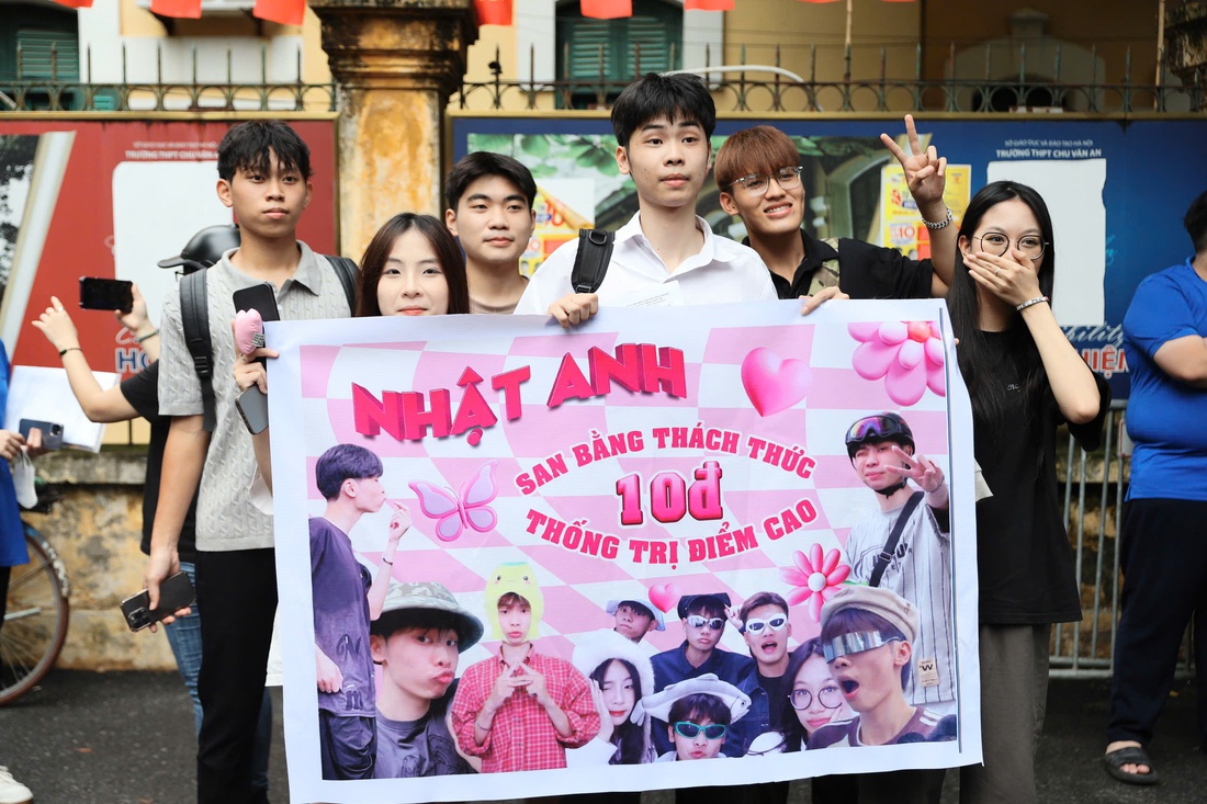 Kết thúc buổi thi cuối cùng, thí sinh tạm biệt mùa thi đầy cảm xúc - Ảnh 4. thí sinh - Ảnh 4.