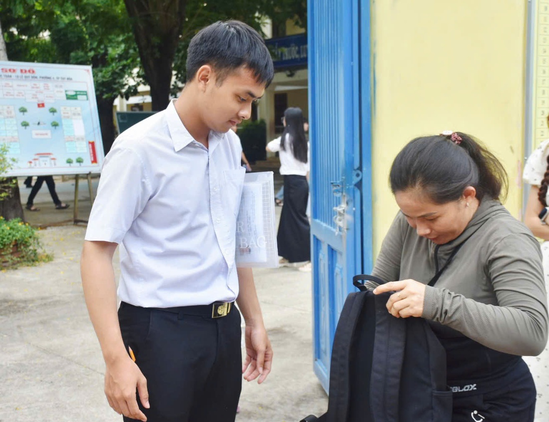 Kết thúc buổi thi cuối cùng, thí sinh tạm biệt mùa thi đầy cảm xúc - Ảnh 5. Kết thúc buổi thi cuối cùng, thí sinh tạm biệt mùa thi đầy cảm xúc - Ảnh 5.