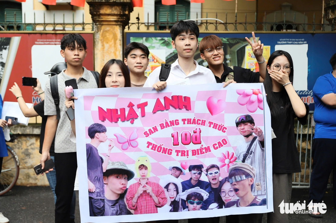 Kết thúc buổi thi cuối cùng, thí sinh tạm biệt mùa thi đầy cảm xúc - Ảnh 4. thí sinh - Ảnh 4.