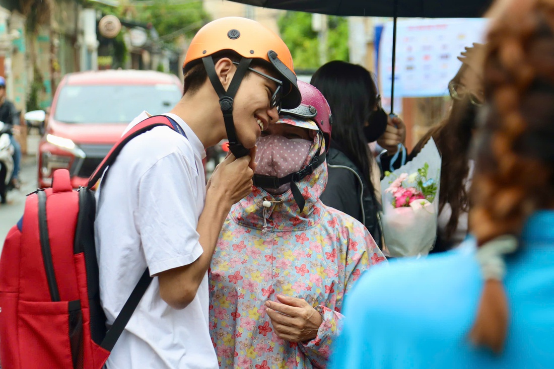 Kết thúc buổi thi cuối cùng, thí sinh tạm biệt mùa thi đầy cảm xúc - Ảnh 8. Kết thúc buổi thi cuối cùng, thí sinh tạm biệt mùa thi đầy cảm xúc - Ảnh 8.