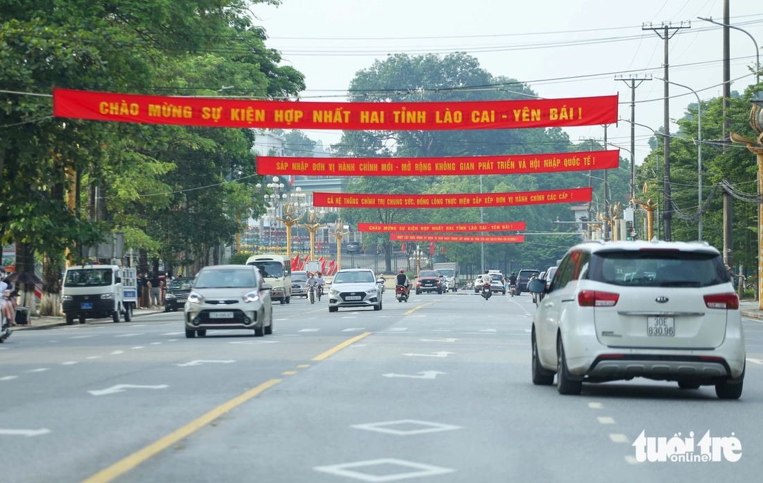 Người dân Yên Bái đội mưa xem chương trình nghệ thuật chào mừng thành lập tỉnh Lào Cai mới - Ảnh 10.