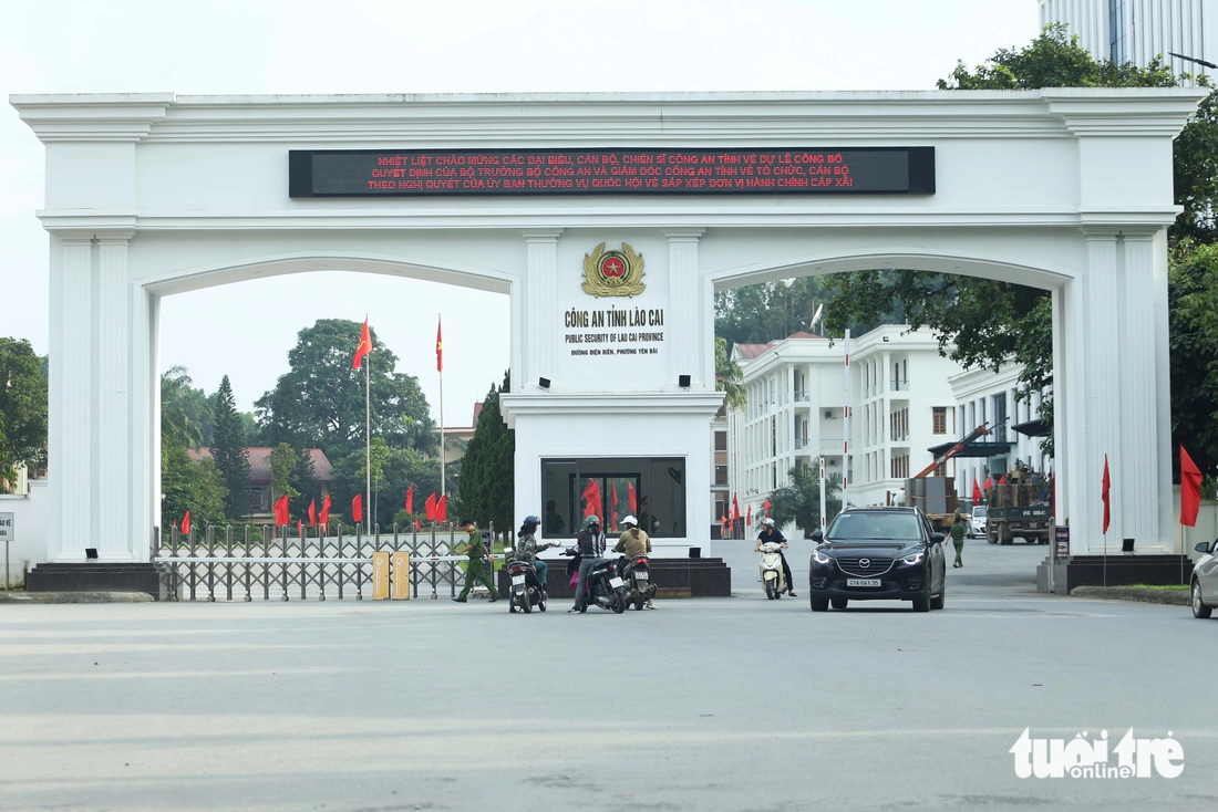 Người dân Yên Bái đội mưa xem chương trình nghệ thuật chào mừng thành lập tỉnh Lào Cai mới - Ảnh 13.