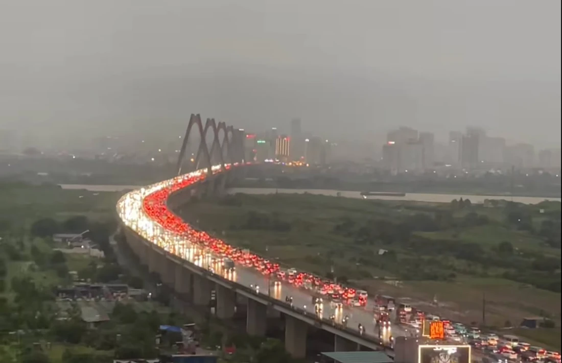 Mưa lớn vào giờ tan tầm, nhiều tuyến phố Hà Nội ngập sâu, ùn tắc - Ảnh 1. Hà Nội - Ảnh 2.