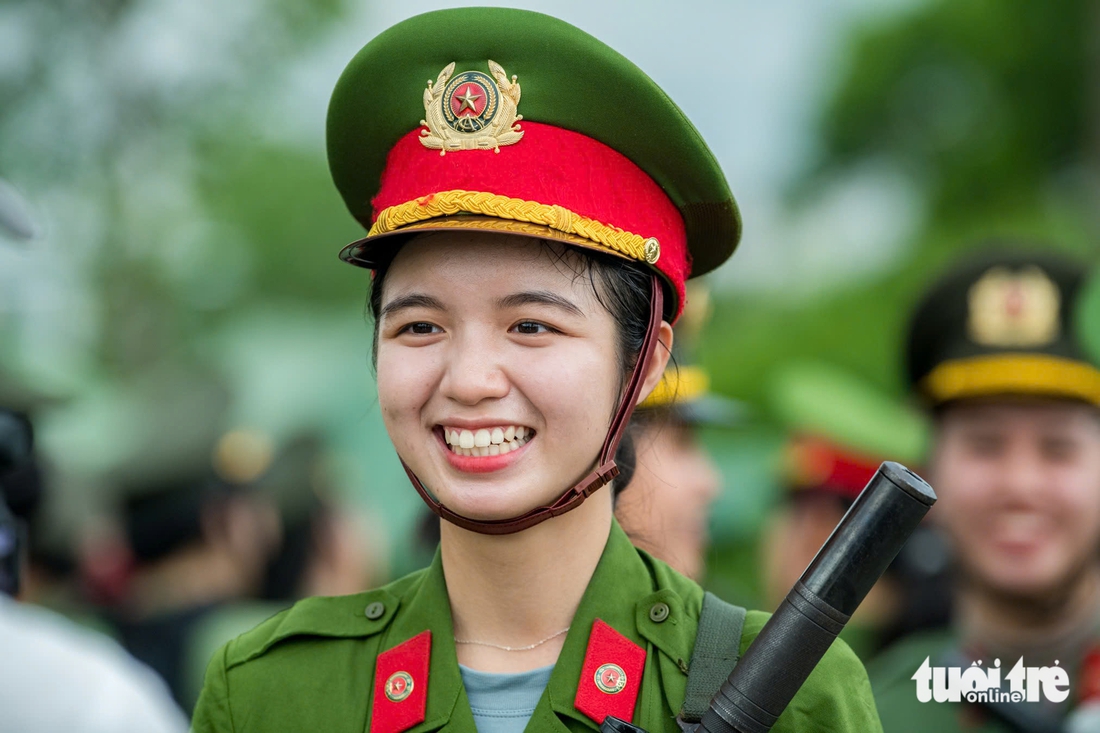 'Bước chân không mỏi' của chiến sĩ công an 2 lần vinh dự sải bước diễu binh - Ảnh 2.