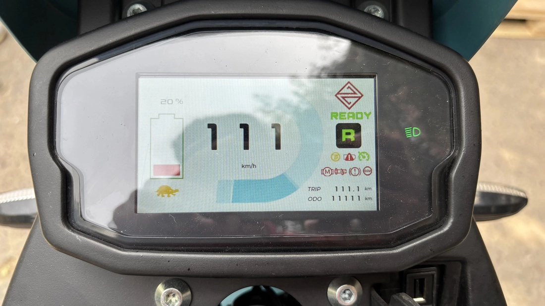 Cựu giám đốc Tesla ra mắt xe máy điện giá ngang Wave, tùy chọn thuê/đổi pin, chạy 100km/sạc - Ảnh 11.