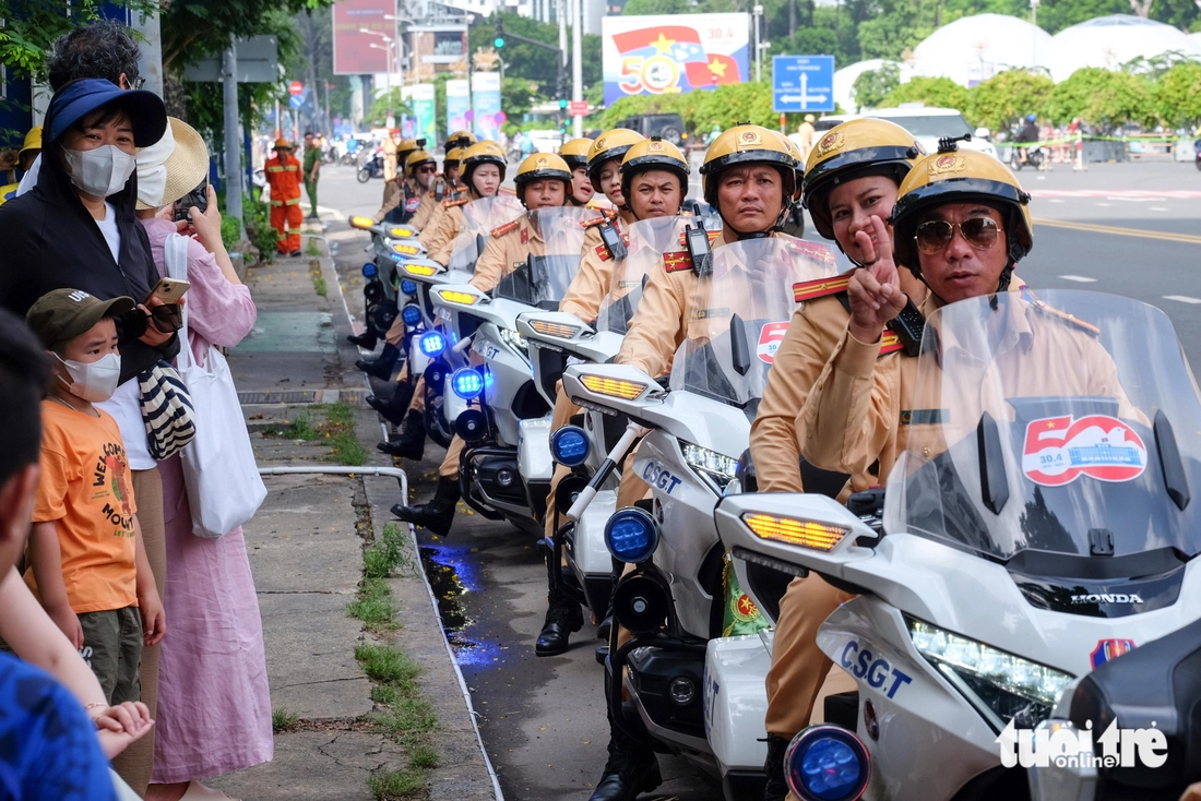 Ngắm 'bóng hồng' cảnh sát giao thông 'chế ngự' siêu mô tô Honda Gold Wing - Ảnh 5.