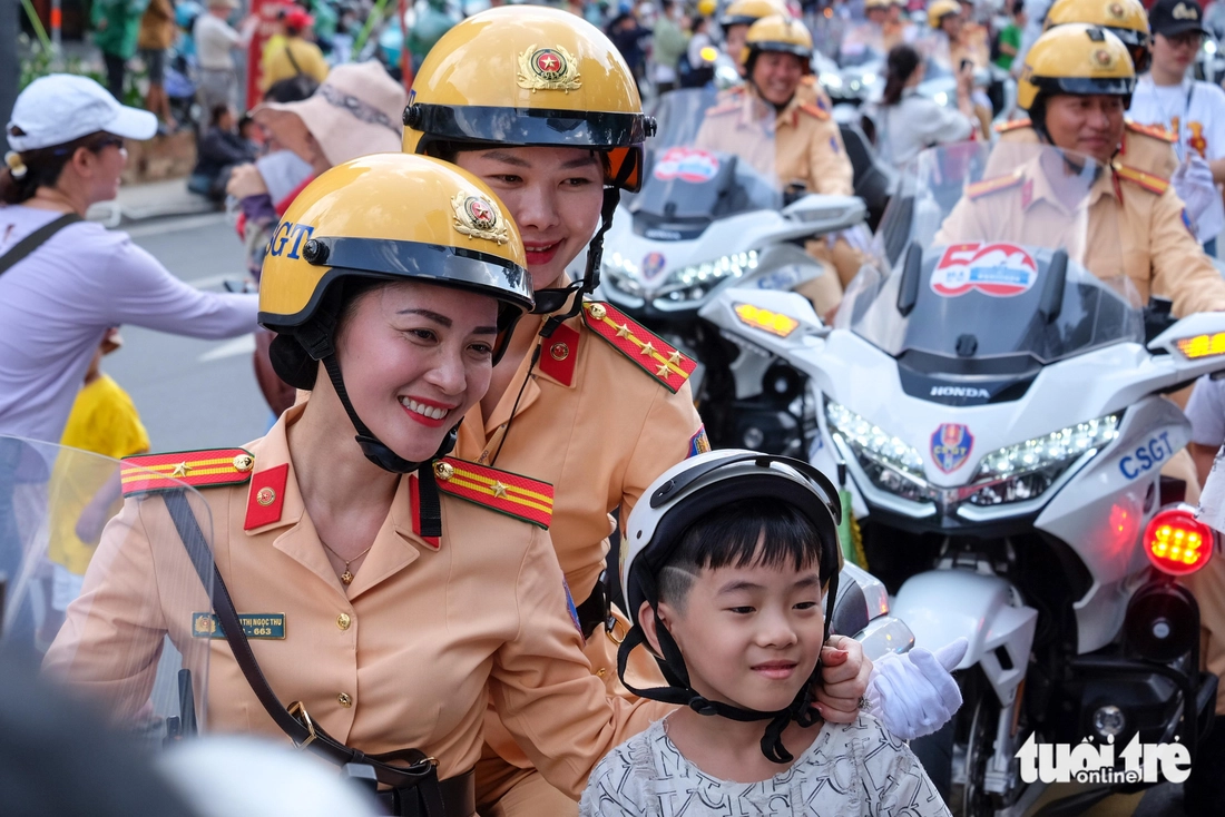 Ngắm 'bóng hồng' cảnh sát giao thông 'chế ngự' siêu mô tô Honda Gold Wing - Ảnh 9.
