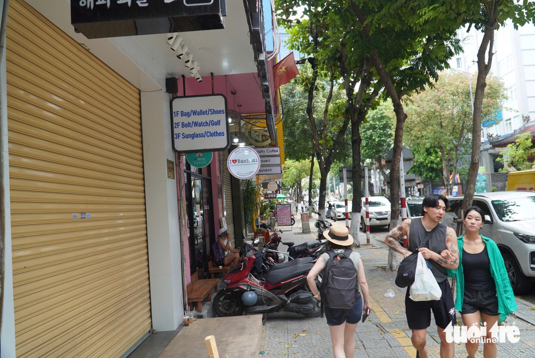 Phố đồ hiệu Đà Nẵng đóng cửa hàng loạt khi nghe tin có đợt kiểm tra hàng giả - Ảnh 3.