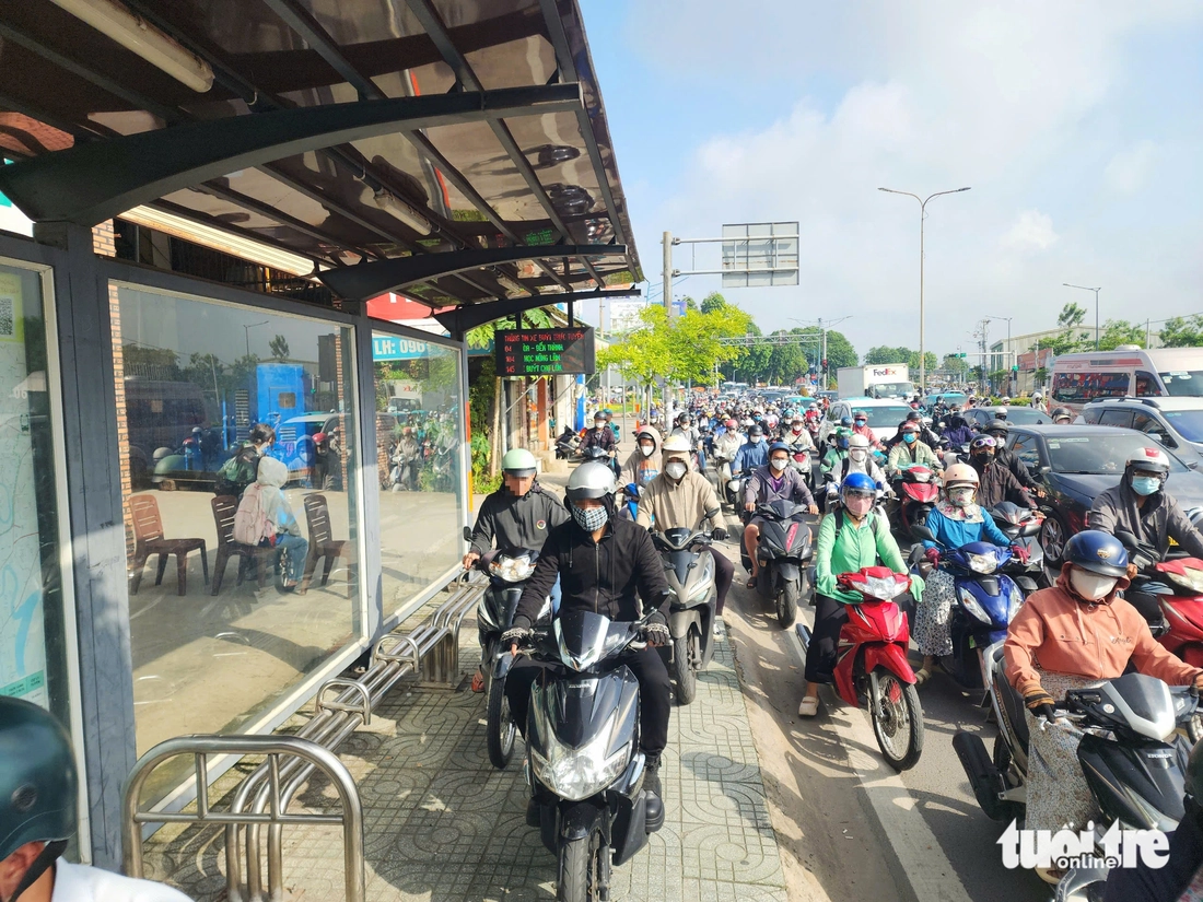 Phạt hàng triệu đồng, nhiều người vẫn 'tranh nhau' chạy xe máy lên vỉa hè