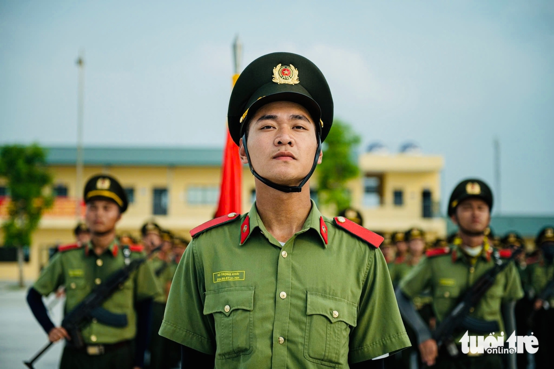 Lính công an rèn bản lĩnh thép giữa 'chảo lửa' thao trường diễu binh - Ảnh 4.