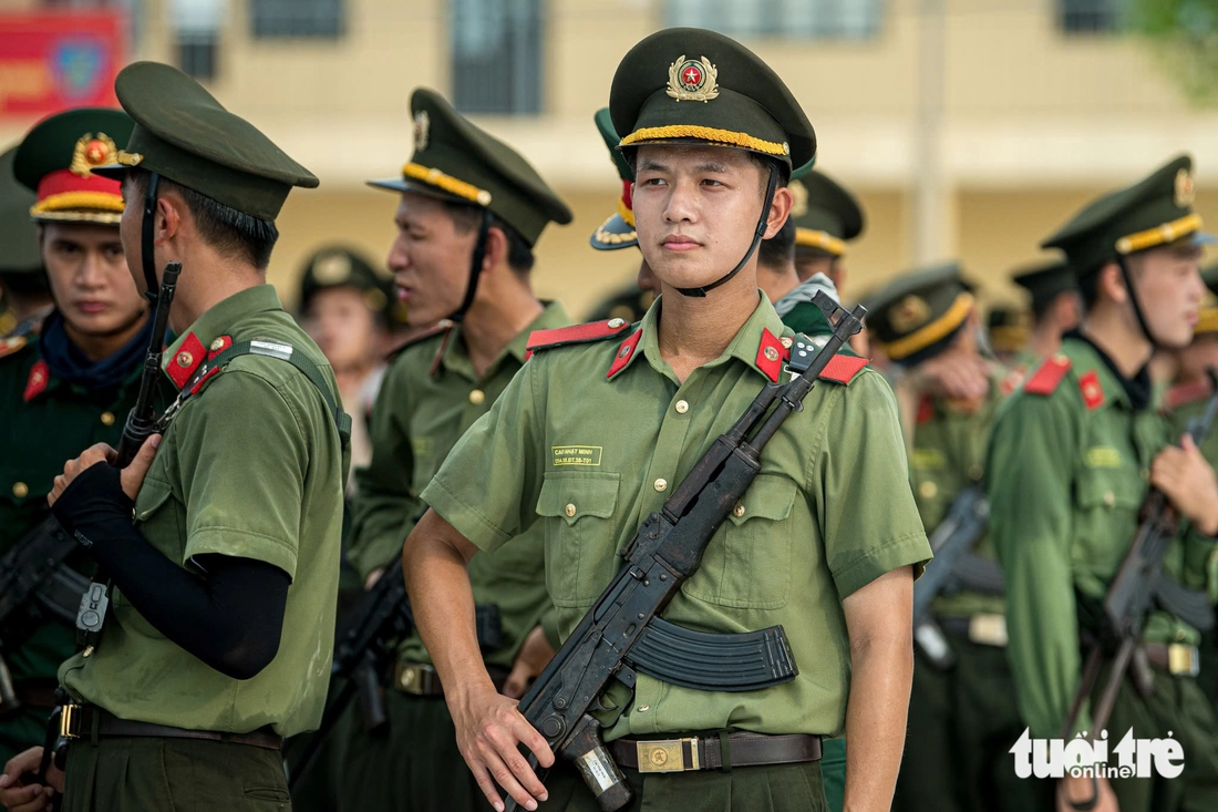Lính công an rèn bản lĩnh thép giữa 'chảo lửa' thao trường diễu binh - Ảnh 5.
