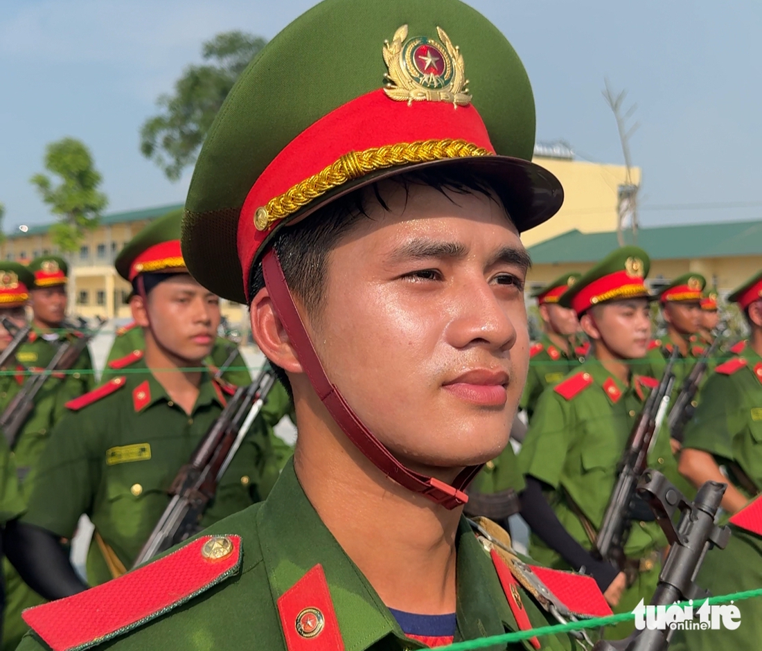 Lính công an rèn bản lĩnh thép giữa 'chảo lửa' thao trường diễu binh - Ảnh 18.