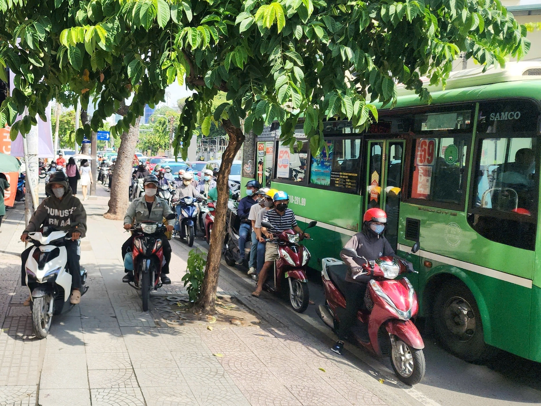 Phạt đến 6 triệu đồng, nhiều người vẫn 'tranh nhau' chạy xe máy lên vỉa hè - Ảnh 5.
