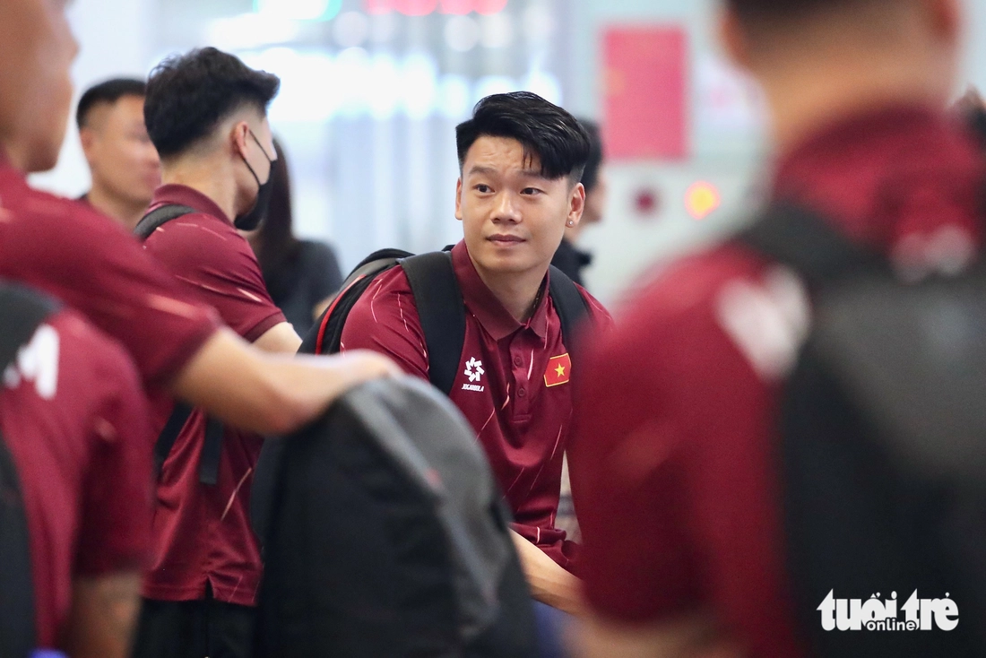 Tuyển thủ Việt Nam ngái ngủ trước giờ bay sang Malaysia - Ảnh 7.