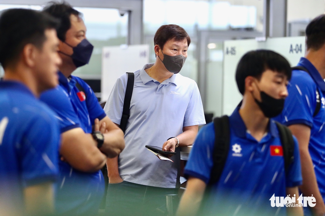 Tuyển thủ Việt Nam ngái ngủ trước giờ bay sang Malaysia - Ảnh 8.