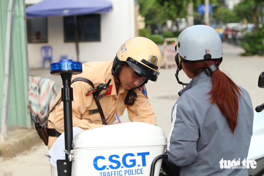 Nhiều người chạy xe lên vỉa hè bị xử lý, không dám tái phạm vì tiền phạt cao - Ảnh 1.