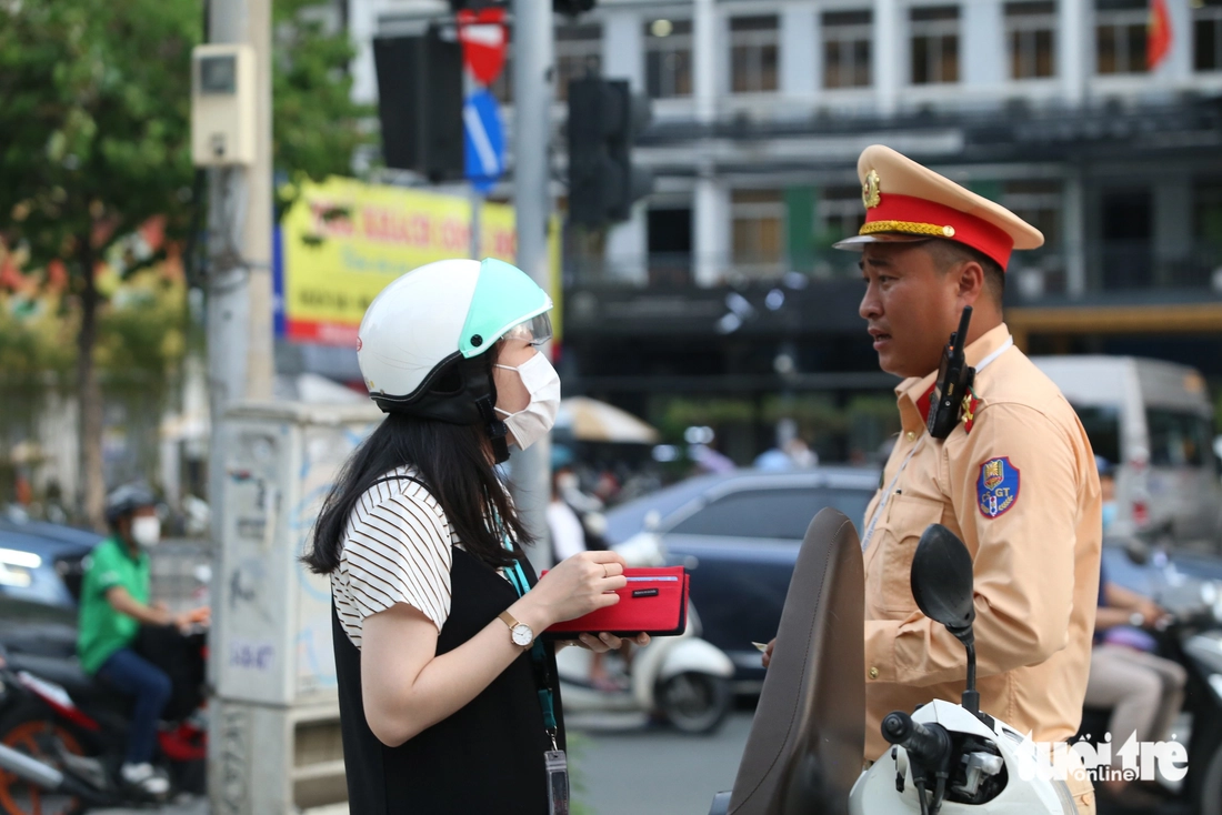 chạy xe lên vỉa hè - Ảnh 3.