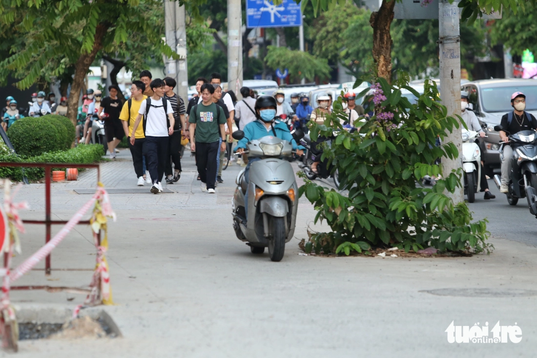 chạy xe lên vỉa hè - Ảnh 4.