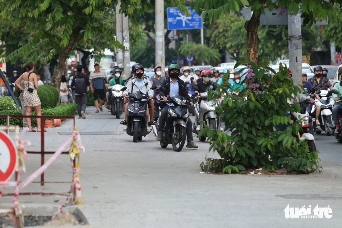chạy xe lên vỉa hè - Ảnh 5.