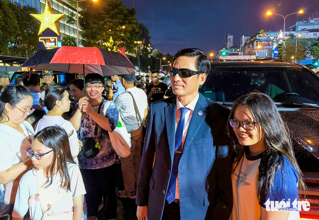 Người dân ‘đội mưa’ chụp ảnh cùng lực lượng cảnh vệ K01 Người dân ‘đội mưa’ chụp ảnh cùng lực lượng cảnh vệ K01