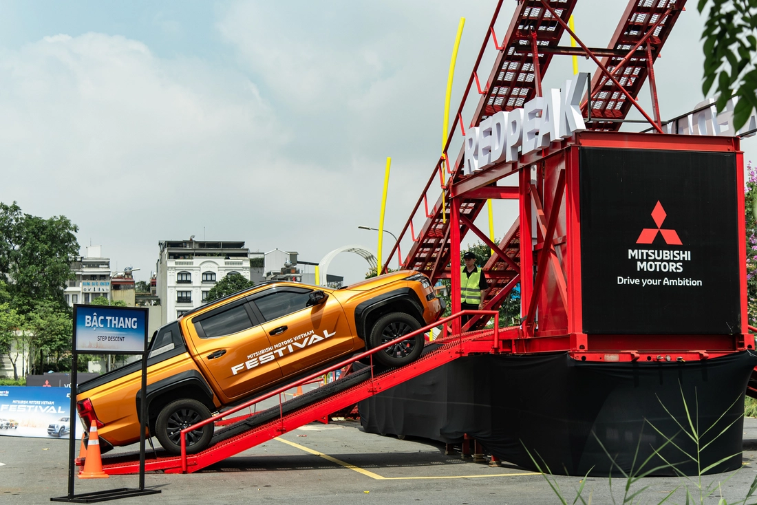 Vắt sức Mitsubishi Xforce leo dốc cao 8 mét và loạt bài thử ra trò, lại còn free tại Hà Nội- Ảnh 19. Đưa Xforce leo dốc cao 8m và loạt bài thử 'vắt sức' xe Mitsubishi - Ảnh 19.